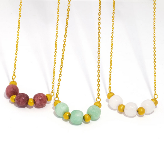Collana Dorata con Ciondolo in Pietra Naturale – Eleganza e Stile senza Tempo