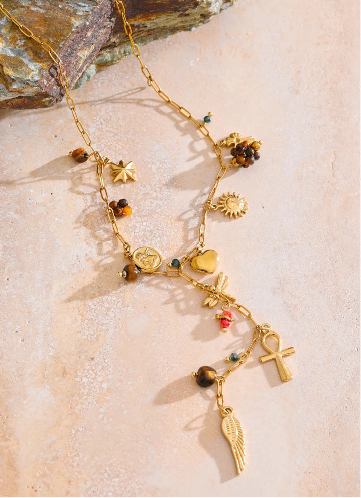 Collana con charm dorati e pietre colorate