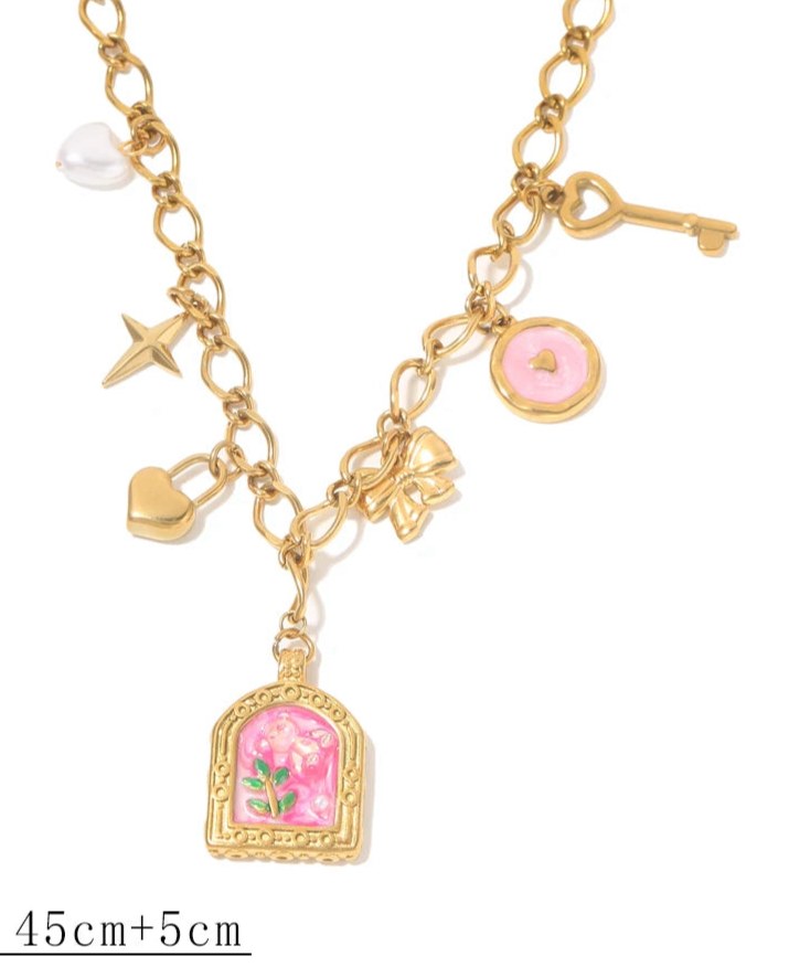 Collana con ciondolo fiore smaltato – 2 varianti rosa o azzurro – Acciaio dorato