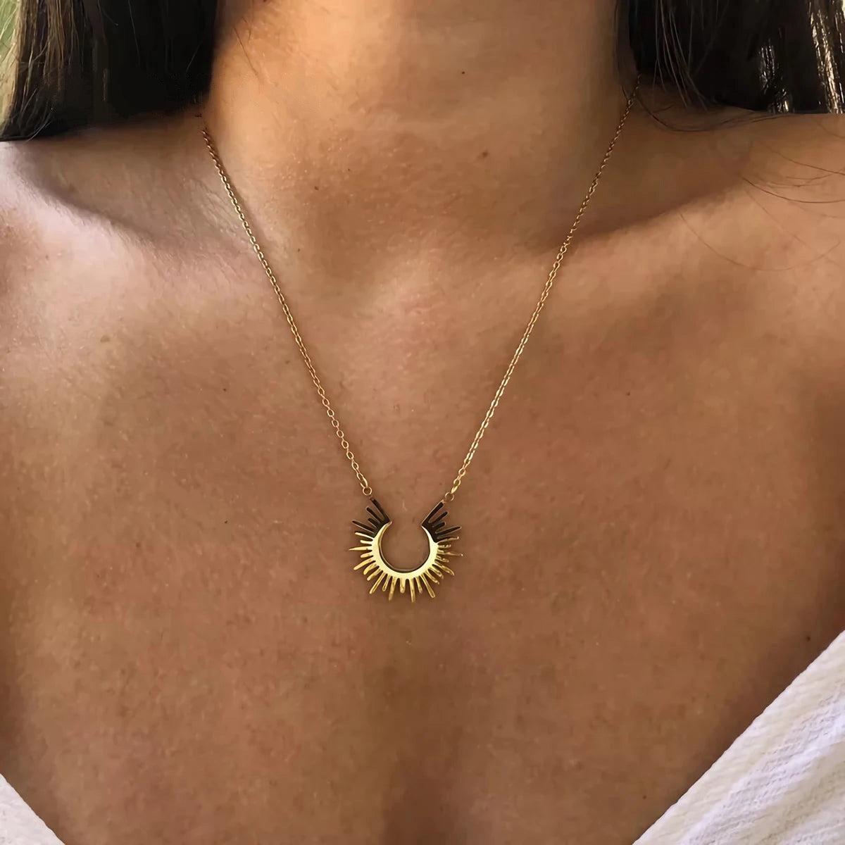 Collana Sole Geometrico – Eleganza Dorata