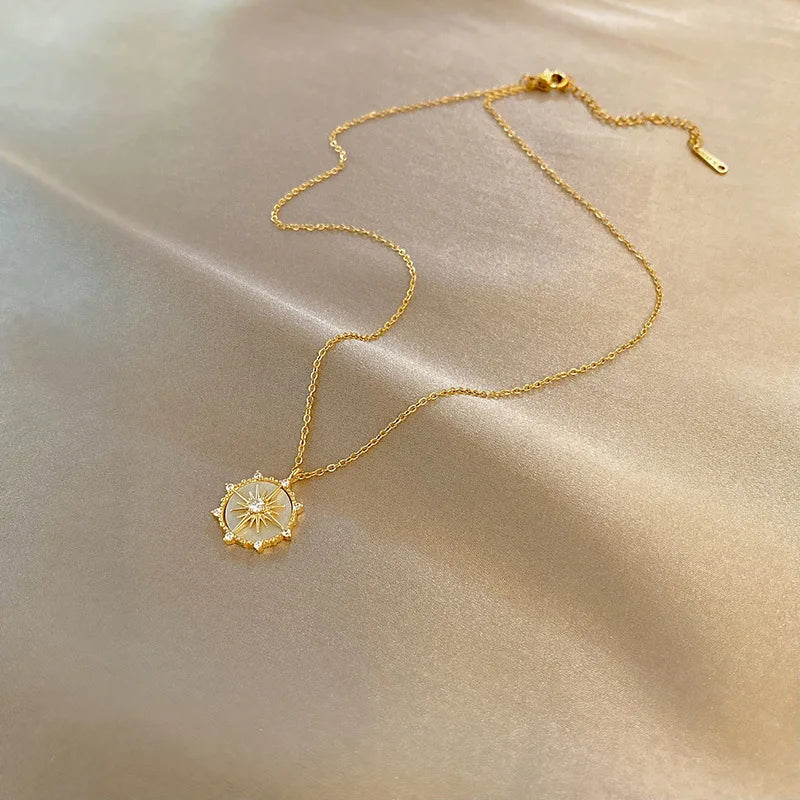 Collana Geometrica in Acciaio con Zirconi – Ciondolo Rosa dei Venti