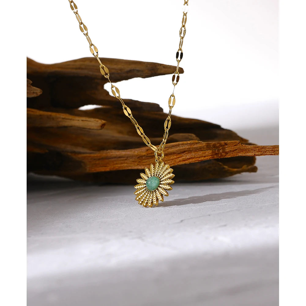 Collana con Pendente Fiore Dorato e Pietra Verde – Acciaio Inossidabile