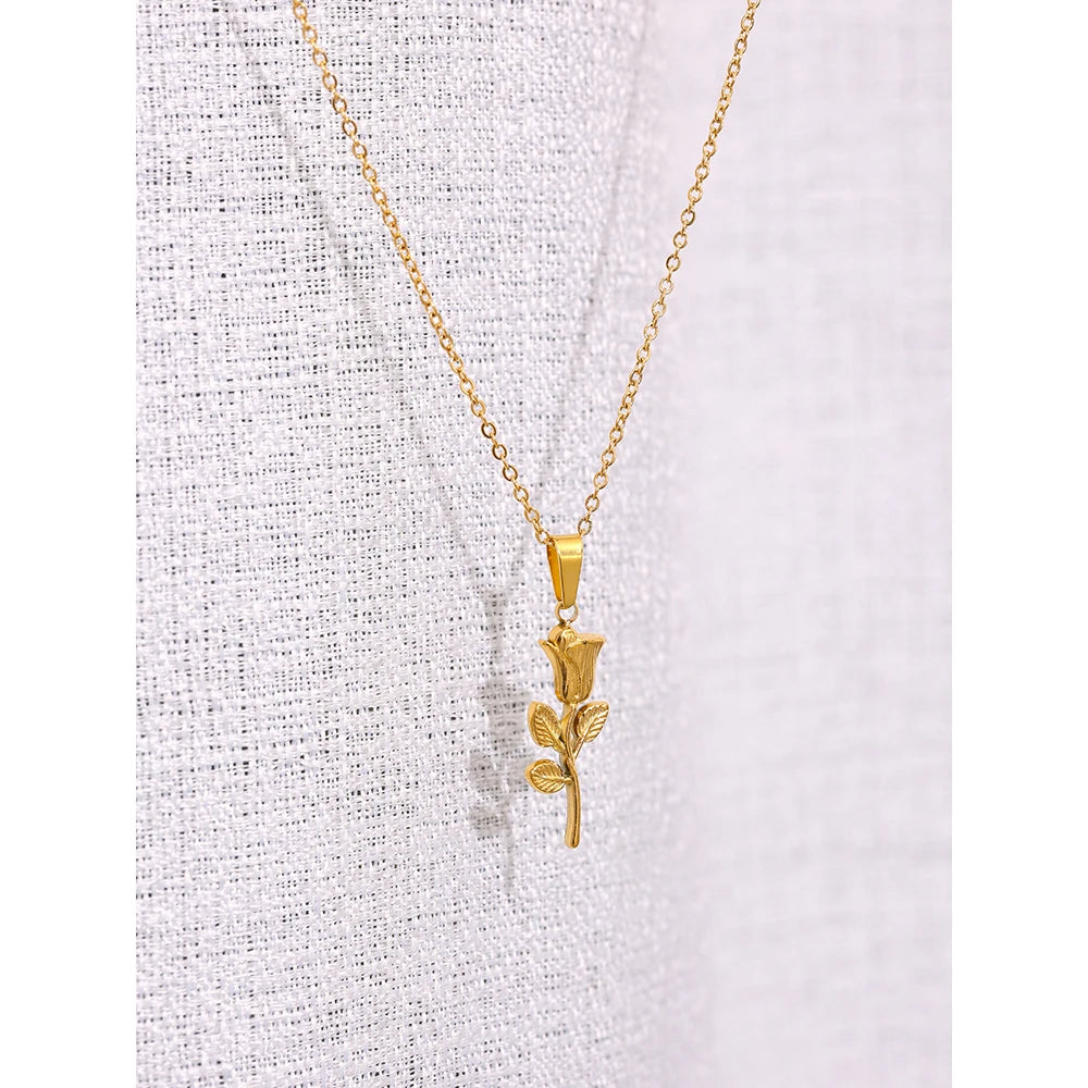 Collana Rosa Dorata – Simbolo di Eleganza