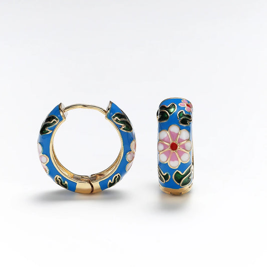 Collezione Orecchini Huggie con Fiori Smaltati