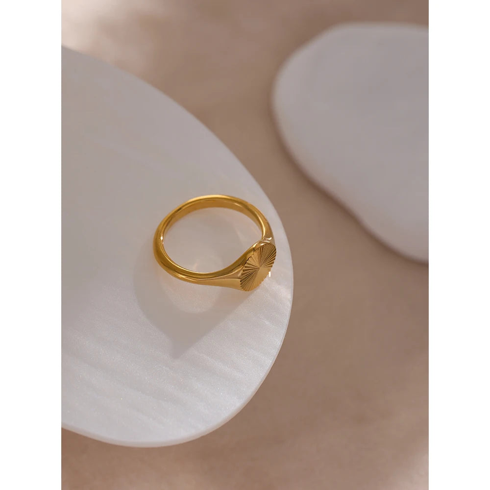 Anello Geometrico Dorato – Design Moderno in Acciaio Inossidabile
