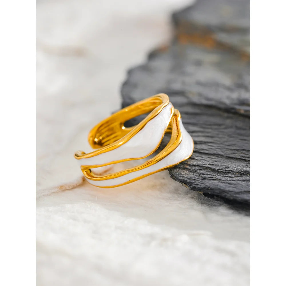 Anello Onde Bianche – Eleganza Irregolare