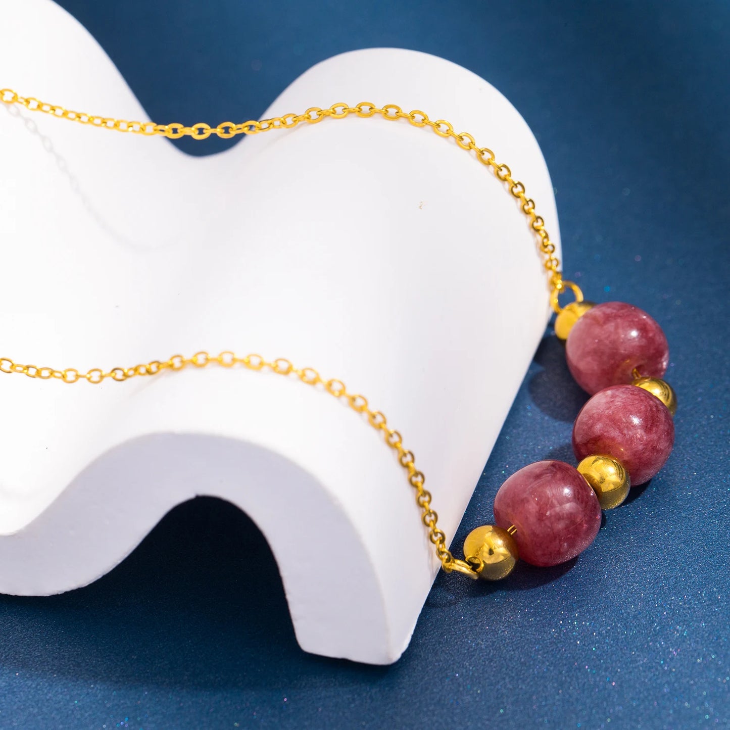 Collana Dorata con Ciondolo in Pietra Naturale – Eleganza e Stile senza Tempo