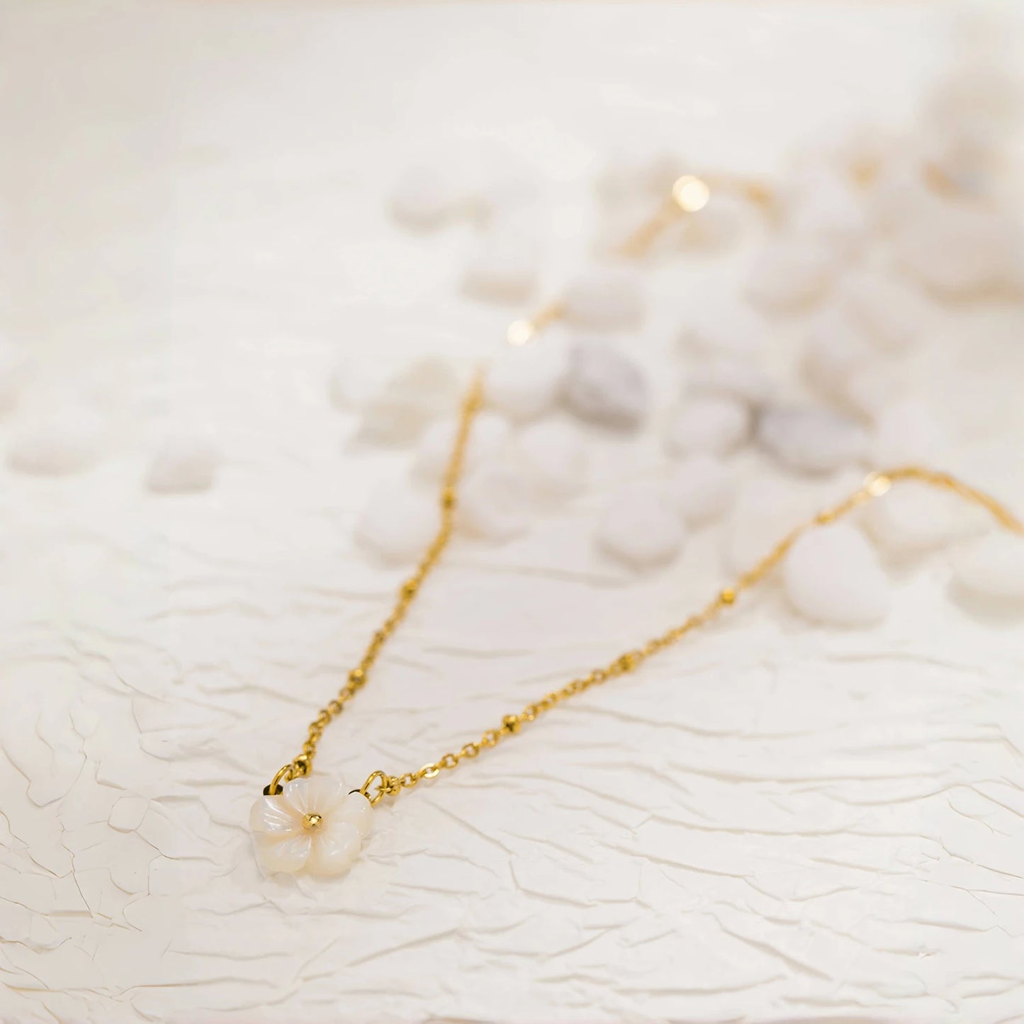 Set “Margherite di Luce” – Collana e Orecchini floreali bianchi
