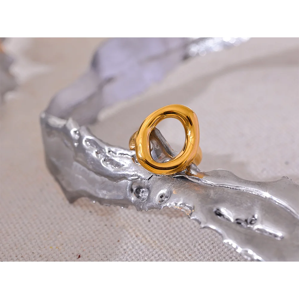 Anello Minimalista Dorato – Design Geometrico in Acciaio Inossidabile