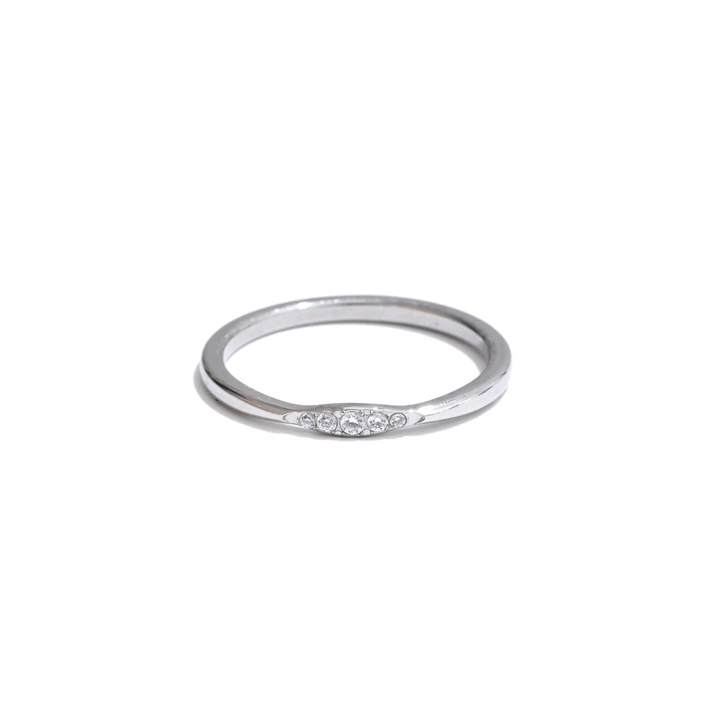 Anello Linea di Luce – Minimal Chic con Zirconi