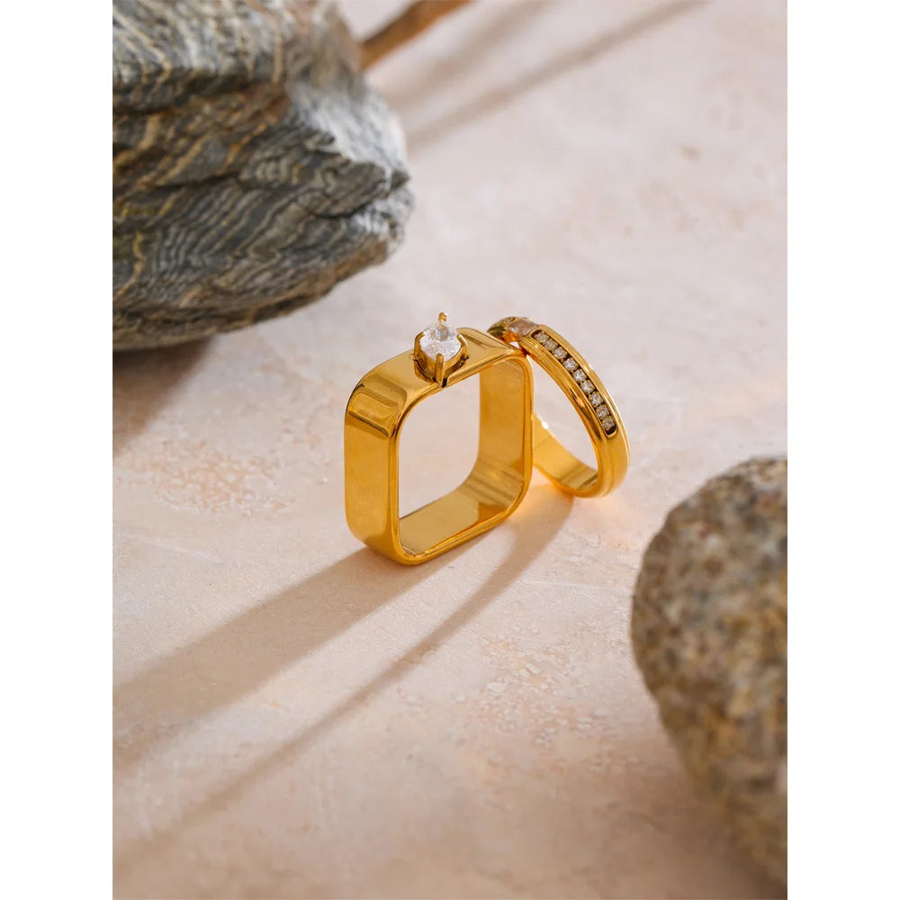 Set Anelli Dorati Brillanti – Design Geometrico con Zirconi Luminosi