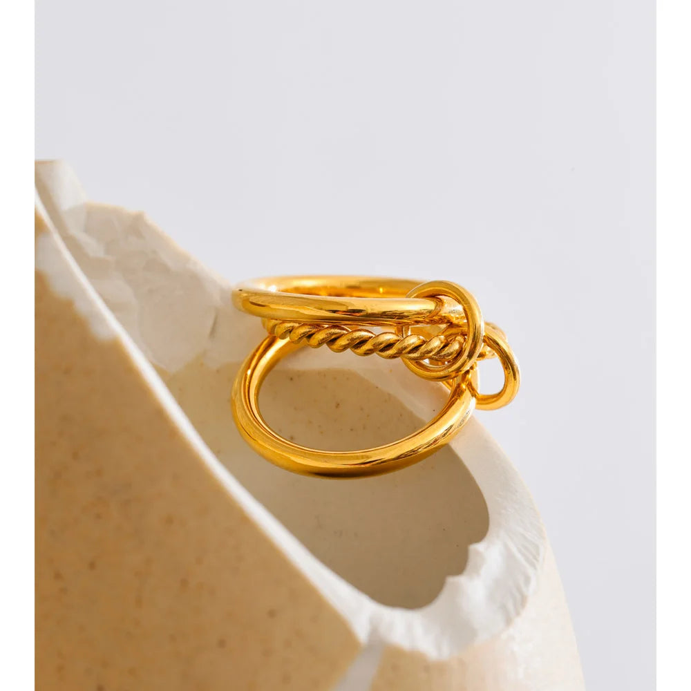 Anello Triplo Dorato – Intreccio di Eleganza
