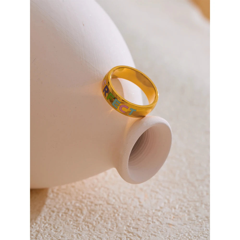 Anello “You’re Perfect” – Acciaio Dorato con Dettagli Pastello