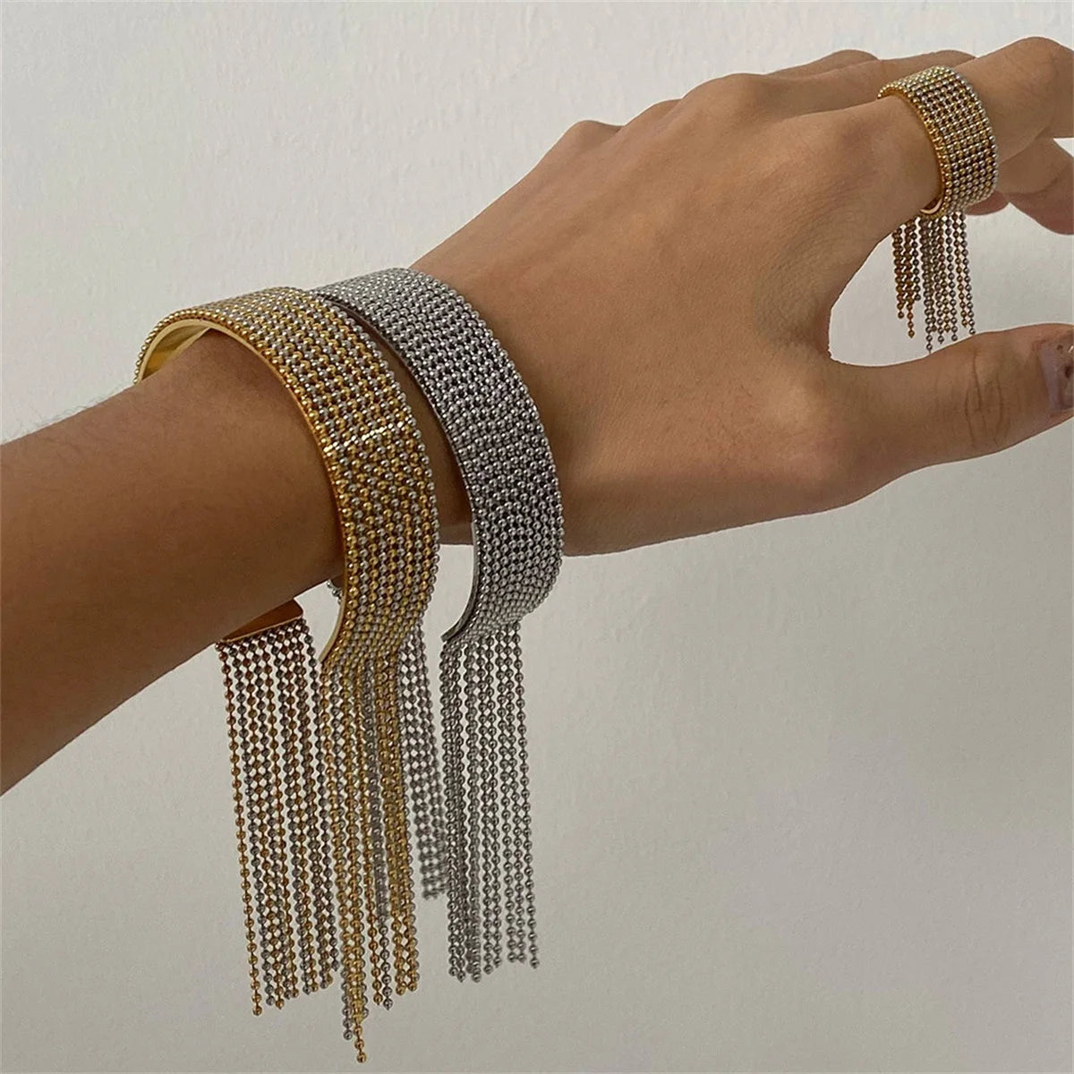 Bracciale con nappa e anello – Eleganza senza tempo