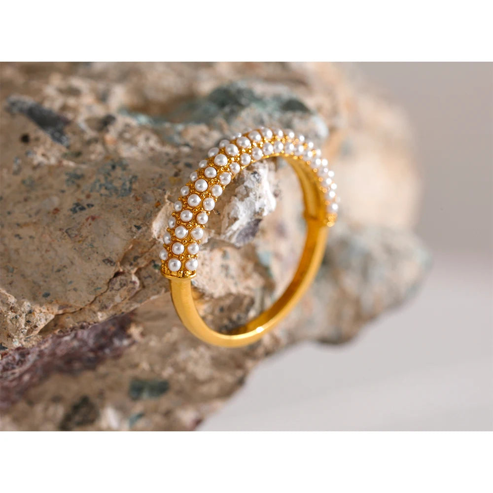 Anello Dorato con Tripla Fila di Perle – Eleganza Senza Tempo