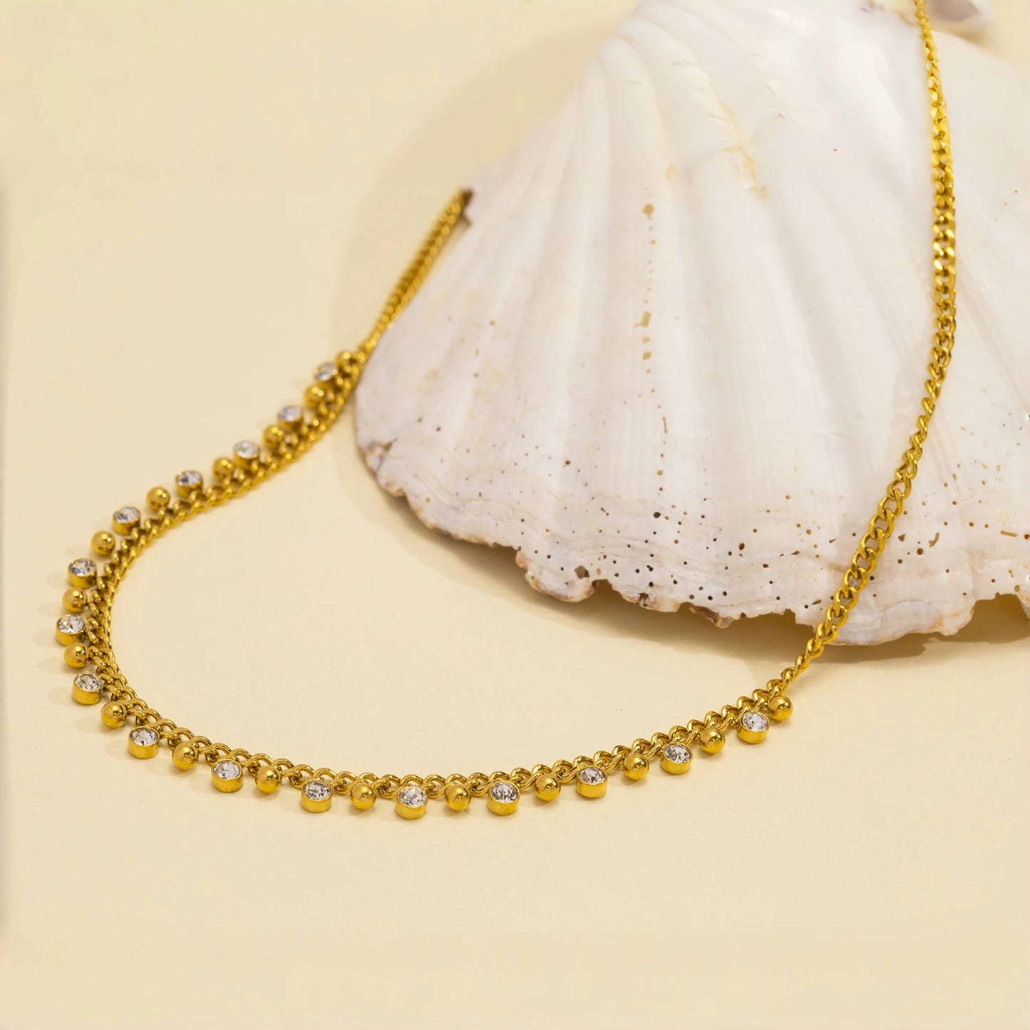 “Riflessi di Sole” – Collana Elegante con Zirconi