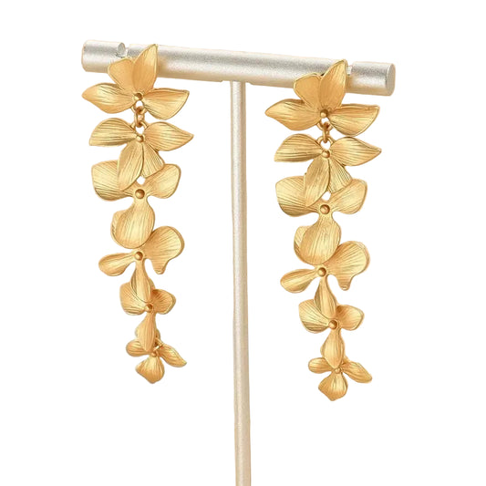 Orecchini Pendenti Dorati con Fiori e Foglie – Eleganza Vintage