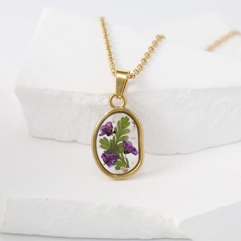 Collana in acciaio inossidabile con ciondolo in resina e fiore naturale essiccato – Gioiello artigianale