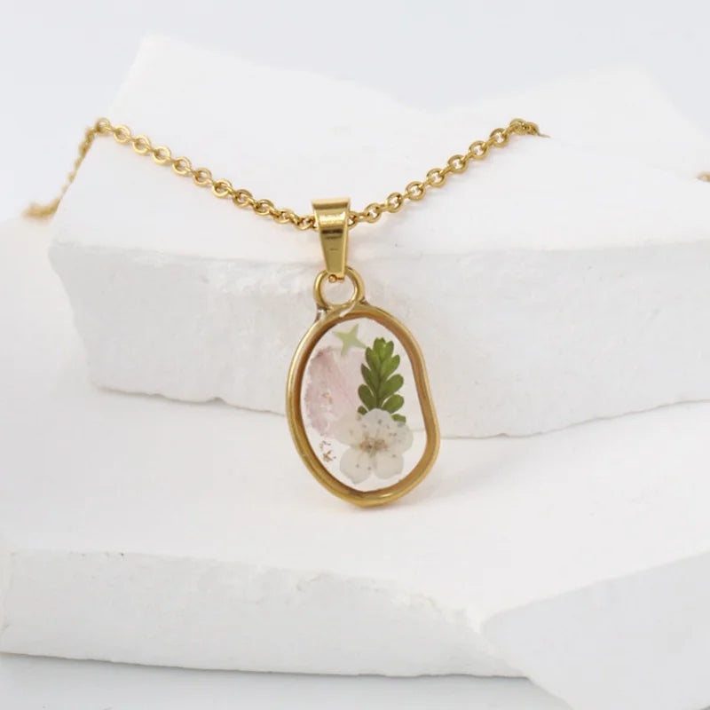 Collana in acciaio inossidabile con ciondolo in resina e fiore naturale essiccato – Gioiello artigianale