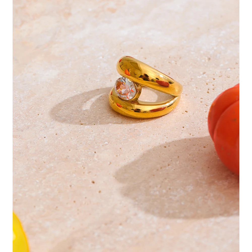 Anello Doppio Splendore – Luce Dorata e Zirconi