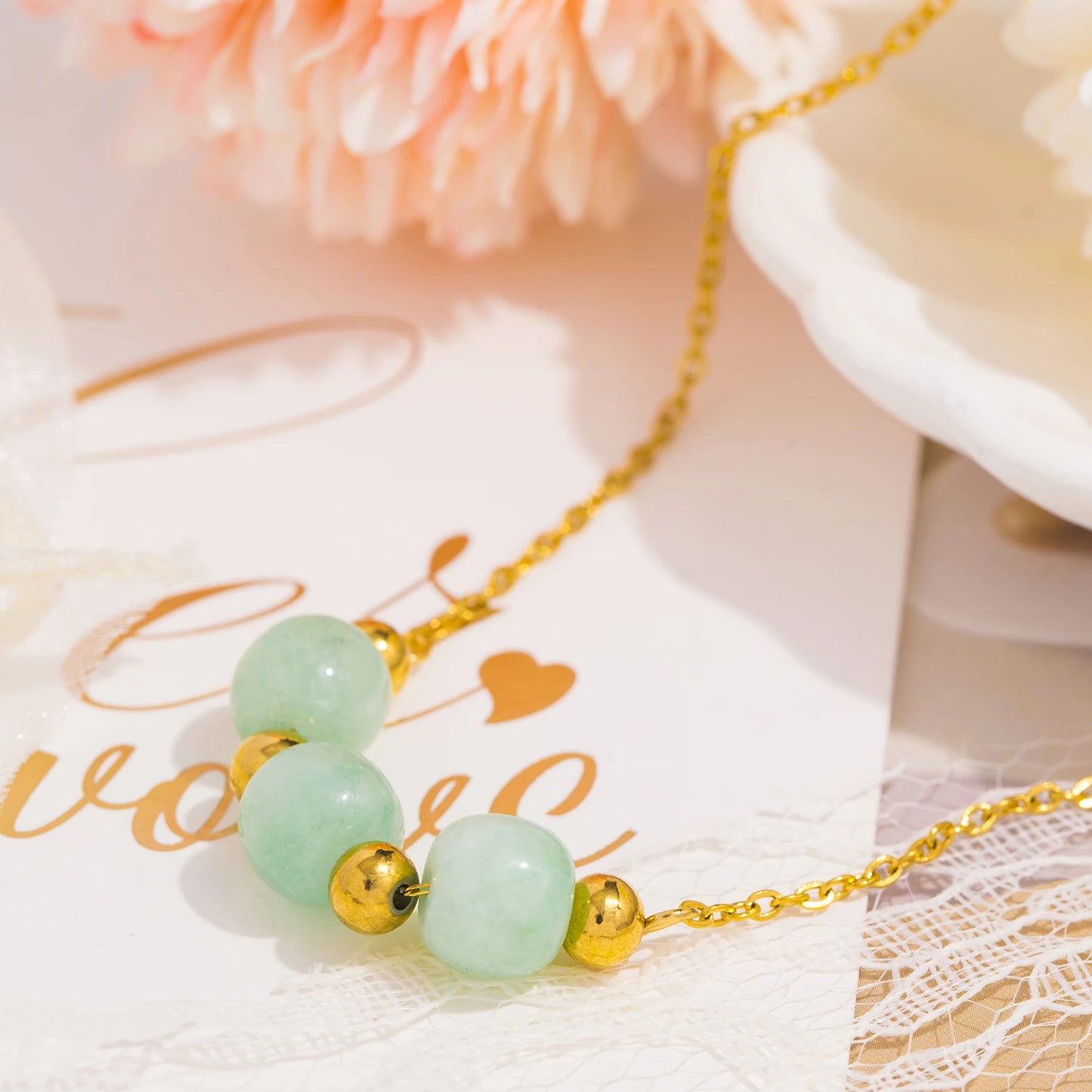 Collana Dorata con Ciondolo in Pietra Naturale – Eleganza e Stile senza Tempo
