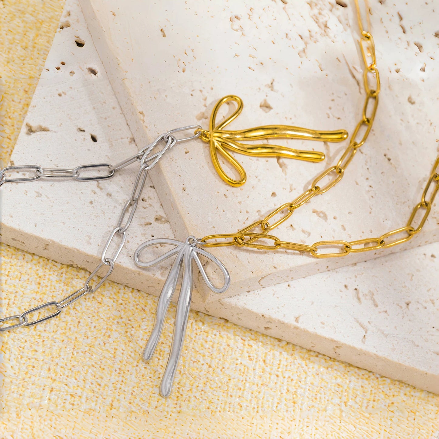 Collana Fiocco Vintage – Pendente in acciaio elegante, disponibile in 4 varianti
