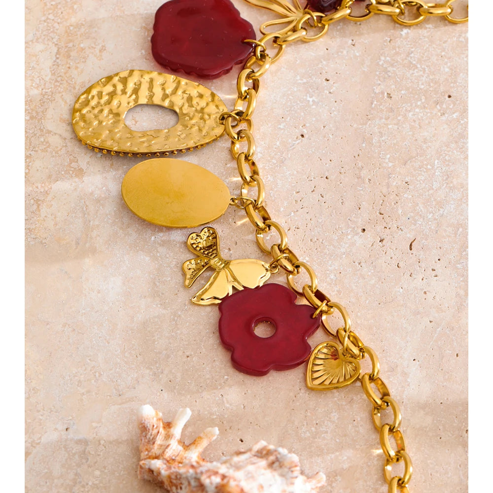 Collana “Petali d’Oro” – Fiori in resina rossa e dettagli dorati