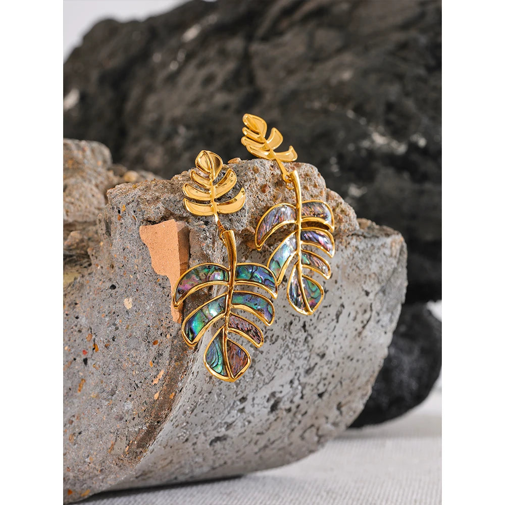 Orecchini Pendenti Foglia Dorata con Dettagli Iridescenti – Eleganza Tropicale