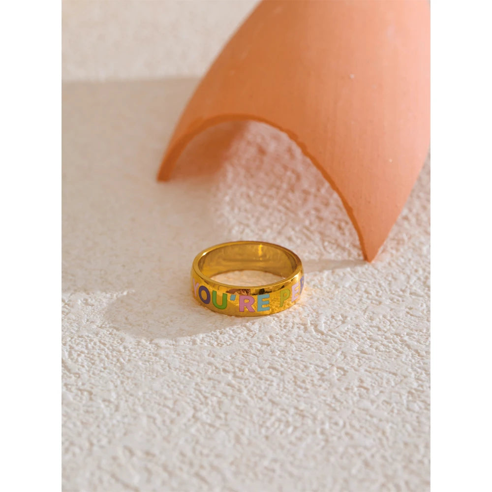 Anello “You’re Perfect” – Acciaio Dorato con Dettagli Pastello