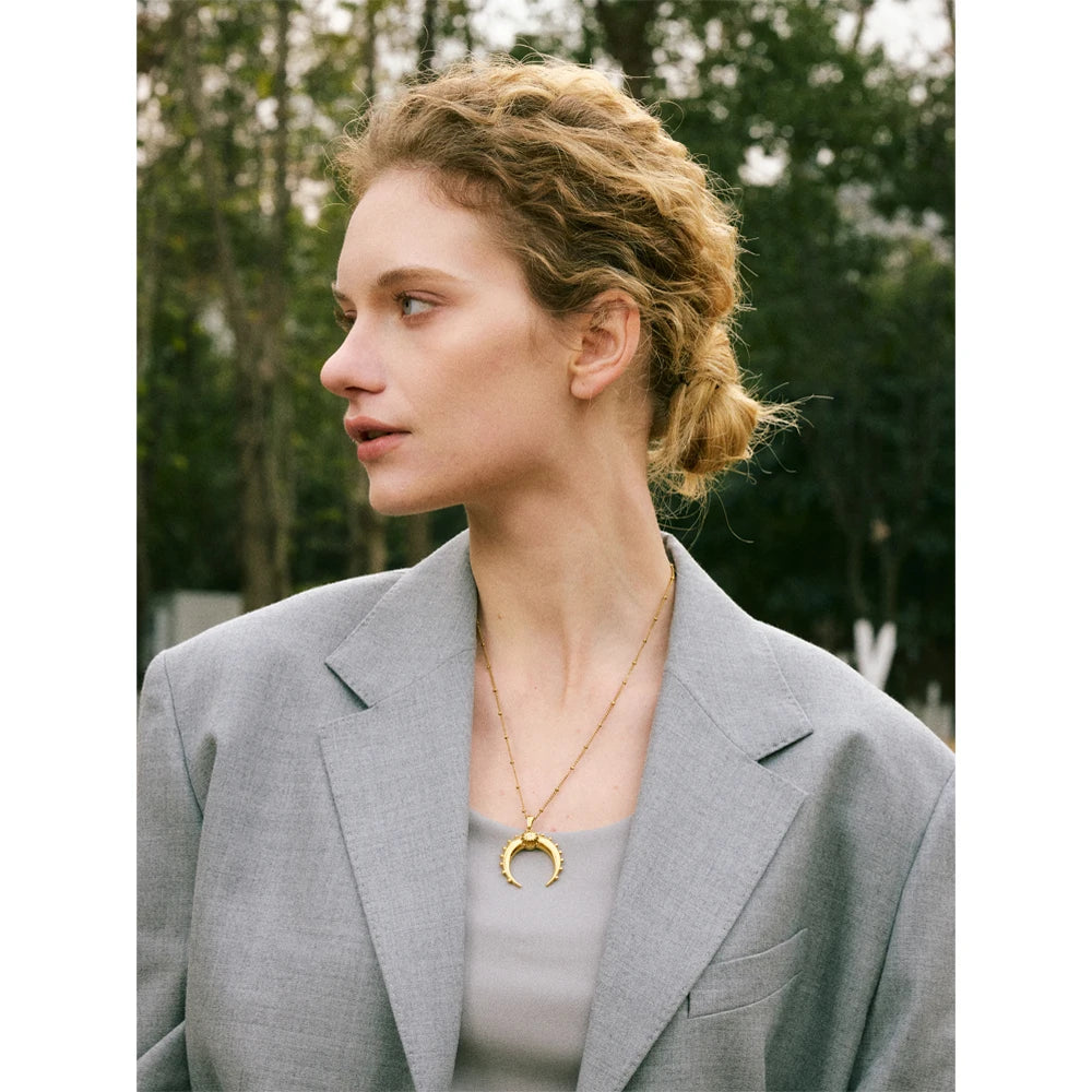 Collana Luna Dorata – Acciaio Inossidabile Placcato Oro 18K | Ciondolo a Mezzaluna Chic
