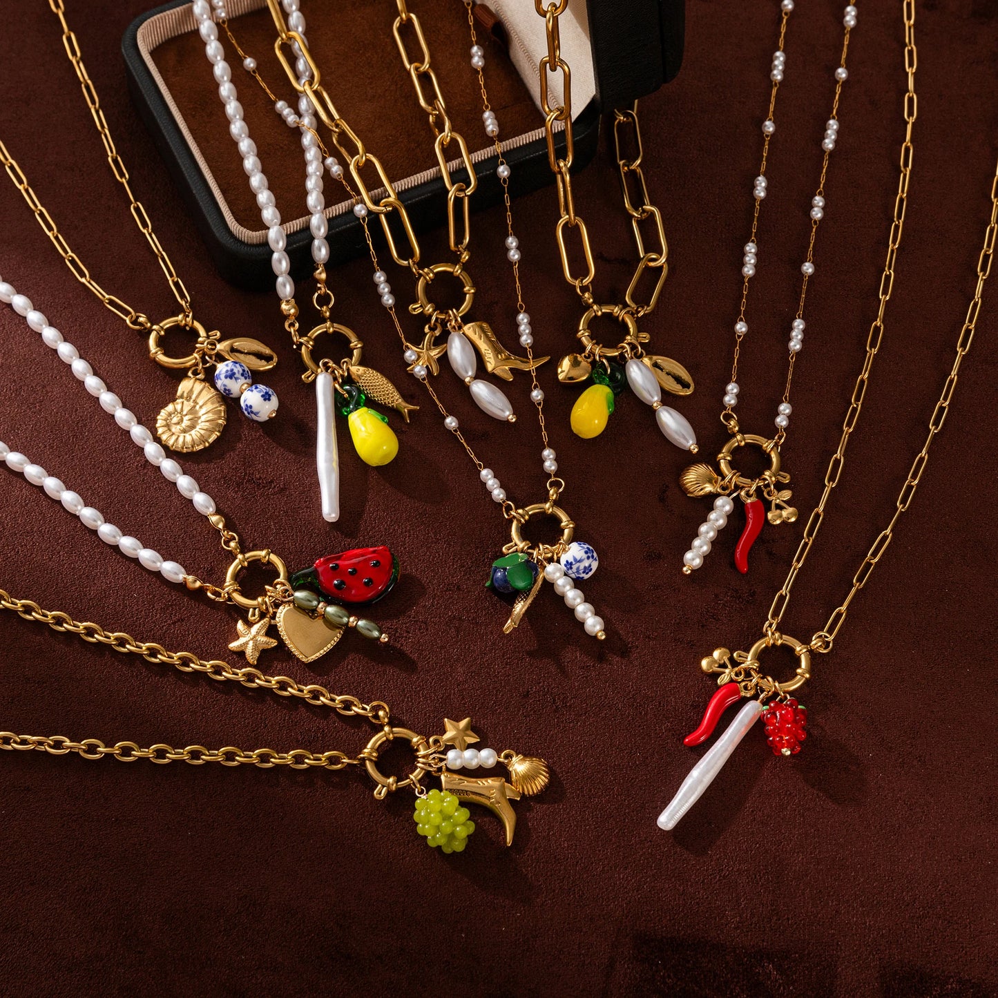 Collezione “Charms Mediterranei” – 9 Collane con Ciondoli in Acciaio Inossidabile Placcato Oro