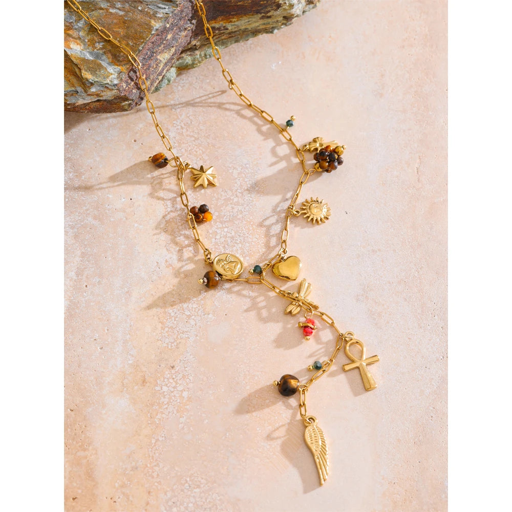 Collana con charm dorati e pietre colorate – Cuore, Sole, Croce, Ala e Libellula