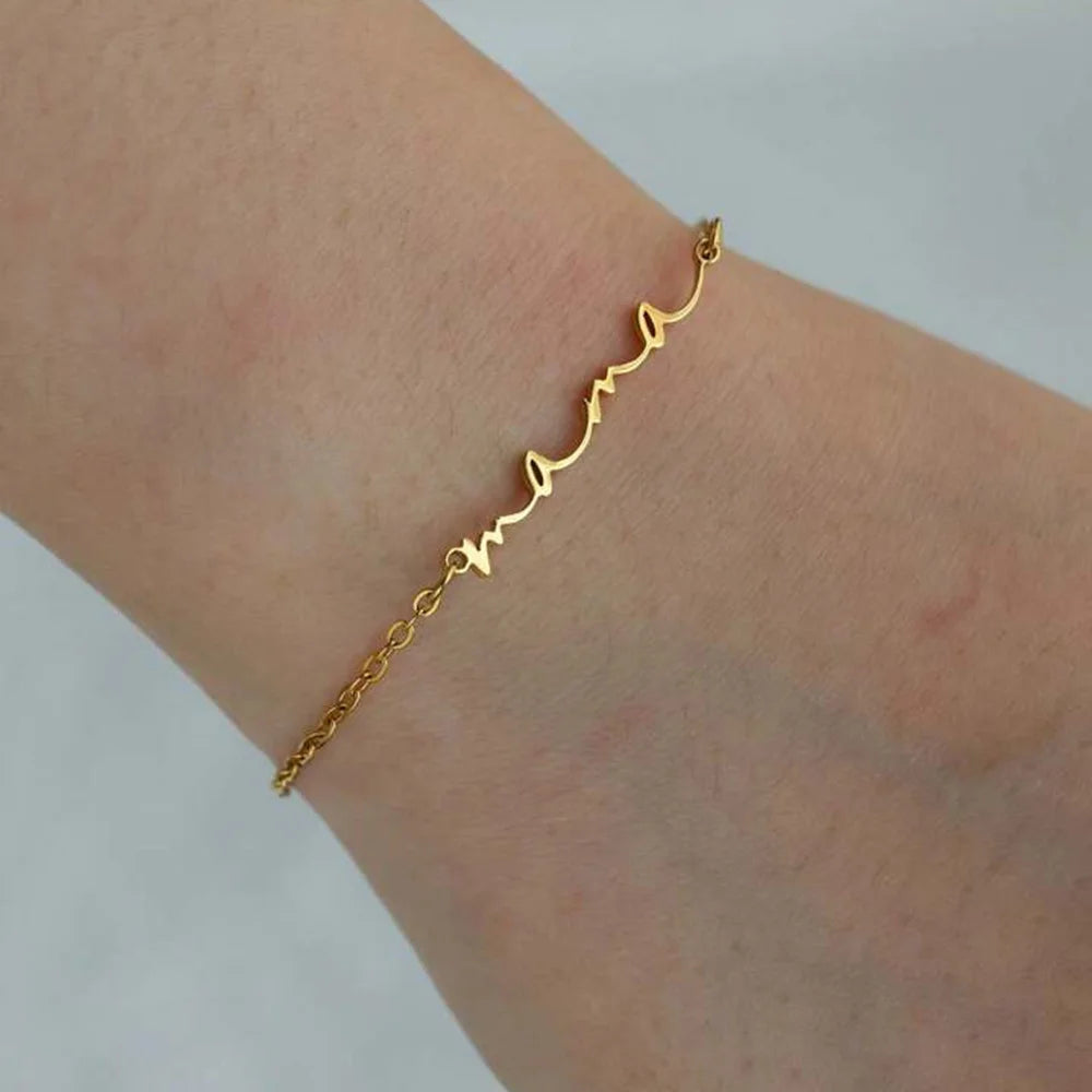 Bracciale “Mini Mama” – Eleganza dorata in catena sottile