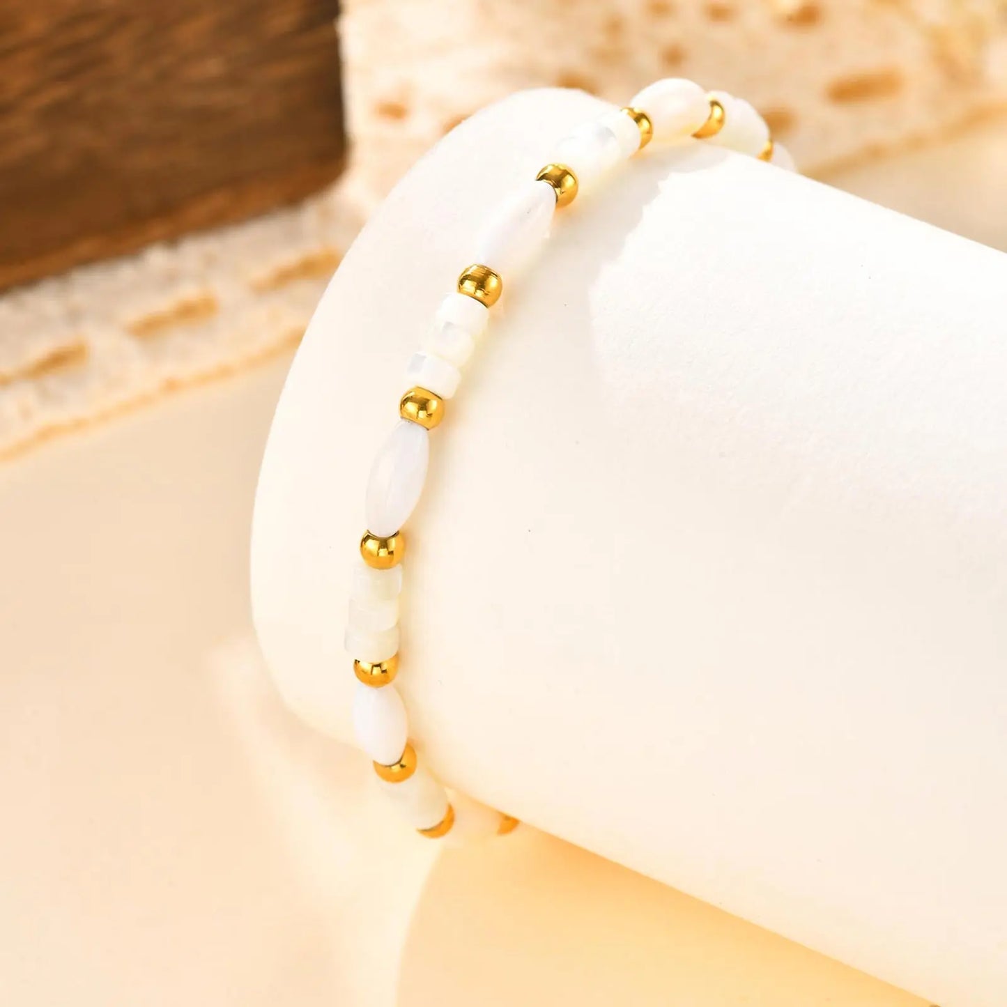 Bracciale Onde Bianche – Perle di Conchiglia e Accenti Dorati