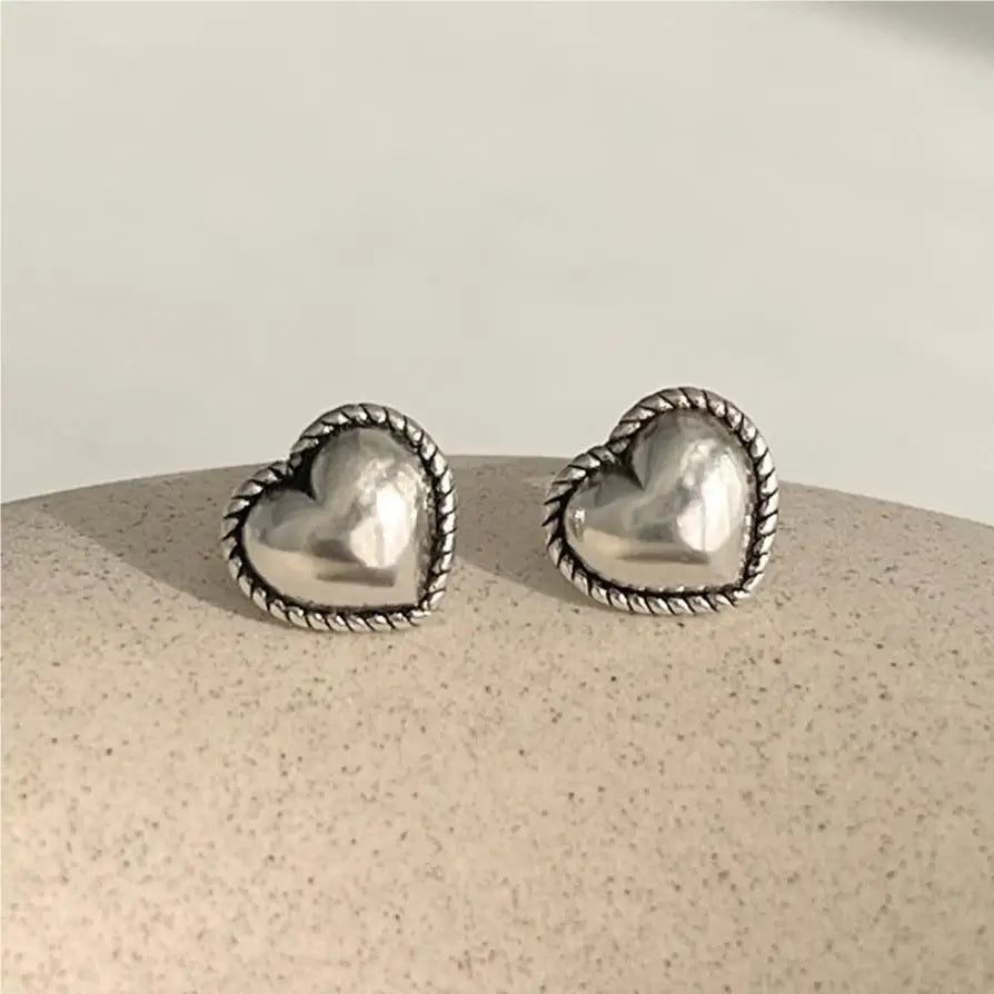 "Cuore Retrò – Mini Orecchini a Bottone in Argento 925 dal Fascino d’Altri Tempi"