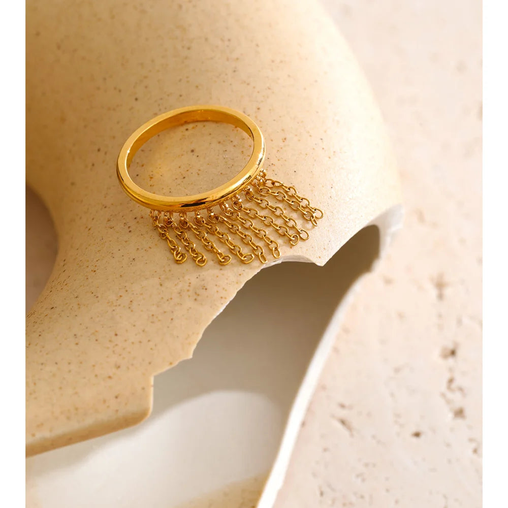 Anello “Golden Fringe” – Catena Pendente in Acciaio