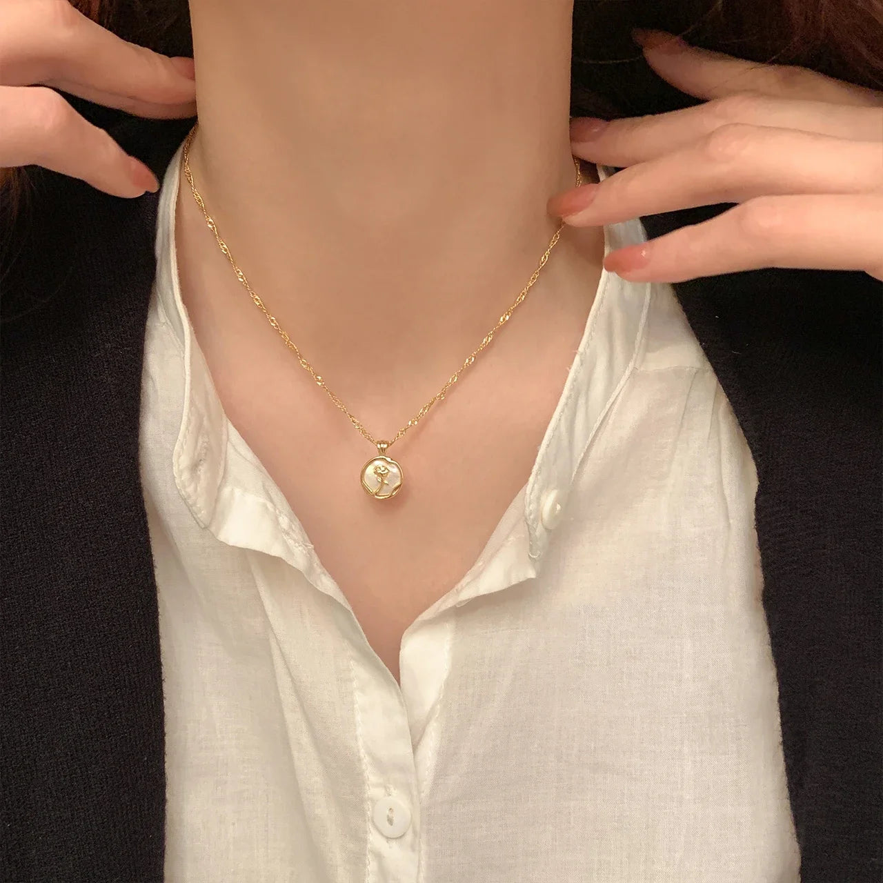 Rosa Sospesa – Collana con Conchiglia Artistica