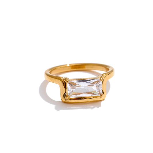 L’Anello Rettangolo di Cristallo – Eleganza Dorata