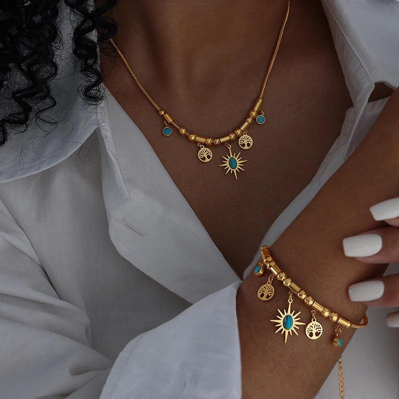 Set Collana & Bracciale Dorato con Ciondoli Sole e Turchese – Eleganza LuminosA