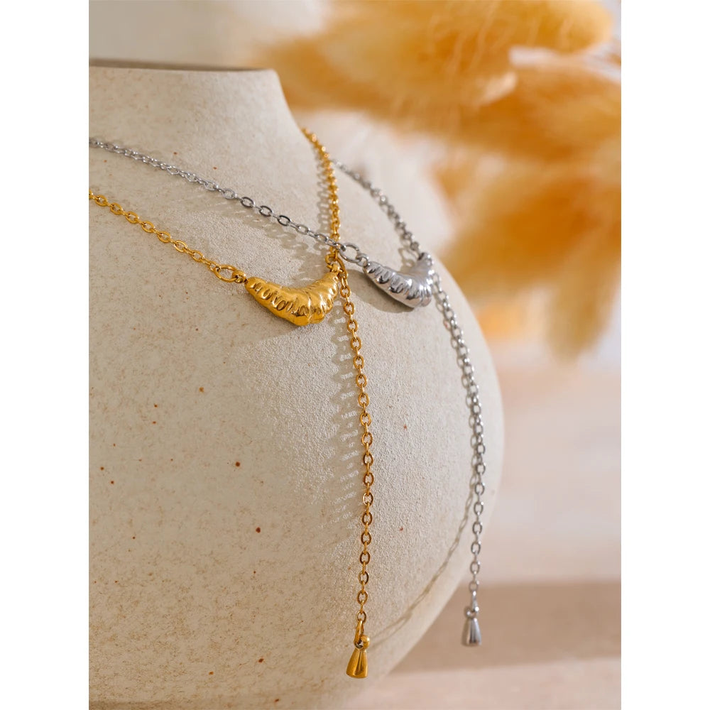 Collana Croissant Charm – Dolcezza e Stile