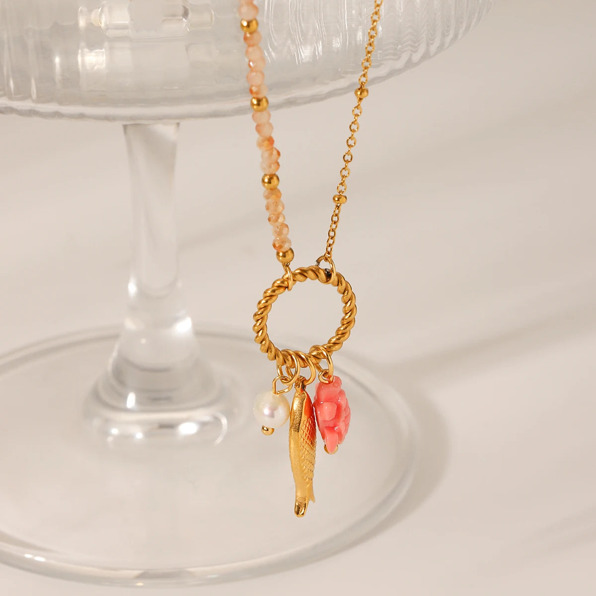 Collana Dorata con Tartaruga, Pesce e Perla Bianca – Eleganza Oceanica