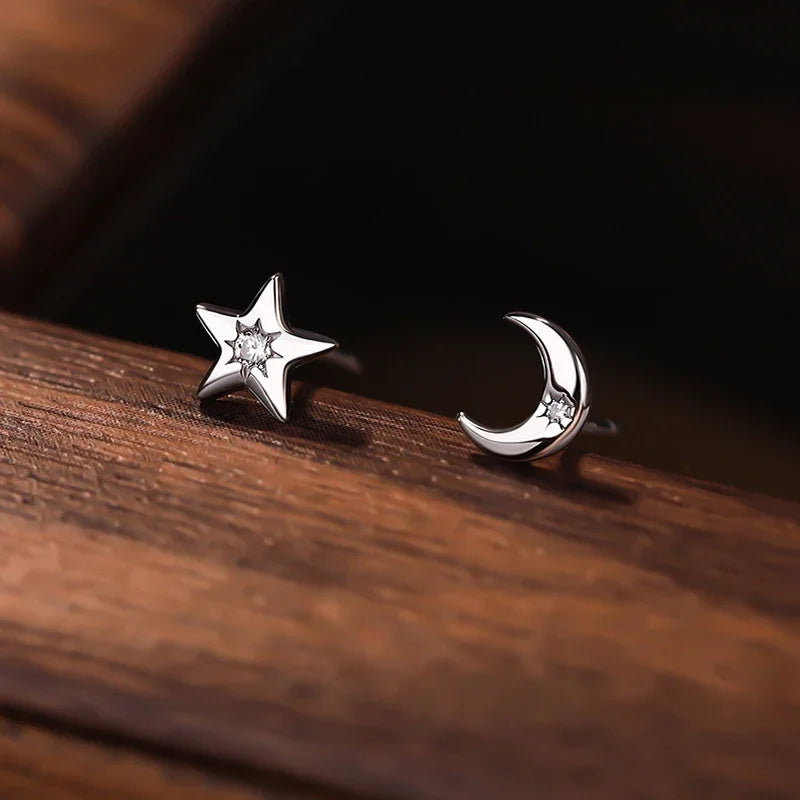 "Luce Celeste – Mini Orecchini Stella e Luna in Argento con Zirconi"