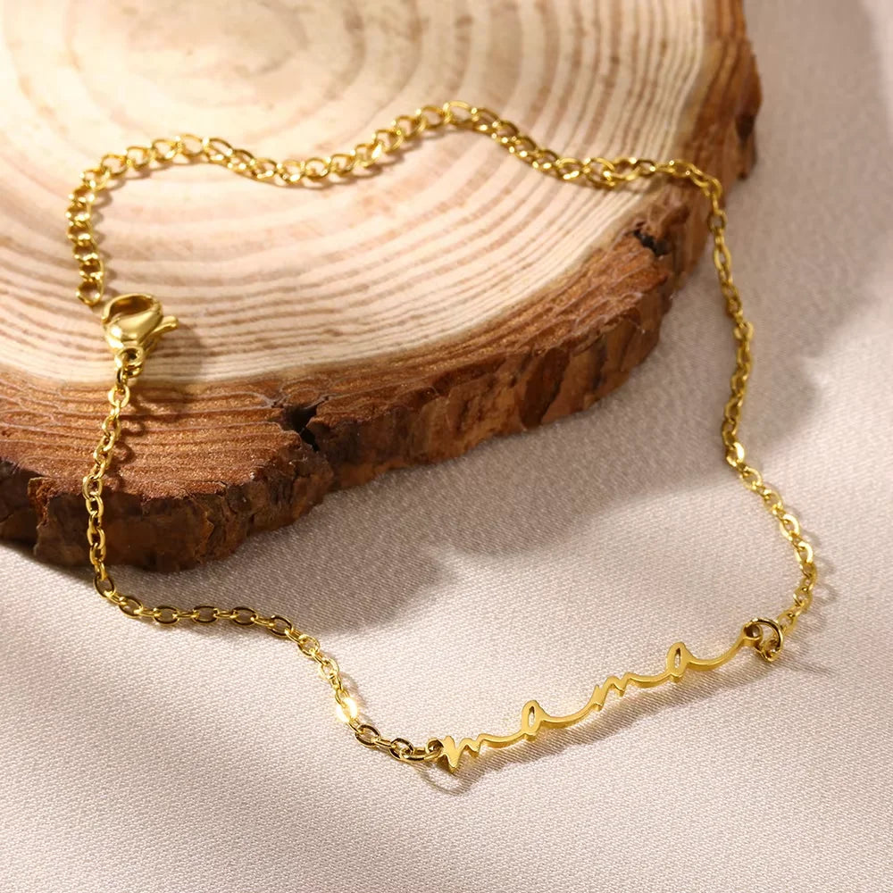 Bracciale “Mini Mama” – Eleganza dorata in catena sottile