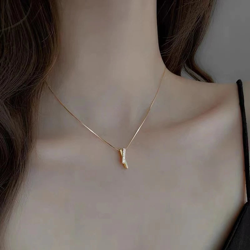 Collana Girocollo Incrociata con Zirconi – Eleganza in Argento 925