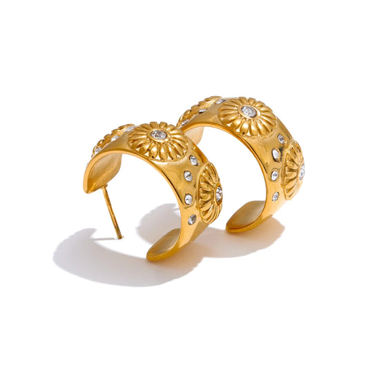Orecchini huggie dorati con dettagli floreali