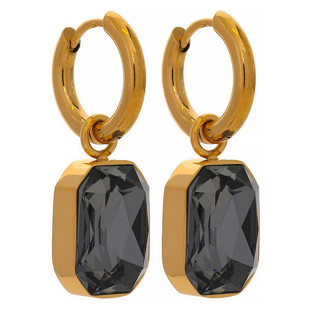 Orecchini “Gemma Dorata” – Cerchi con pendente geometrico in zirconia
