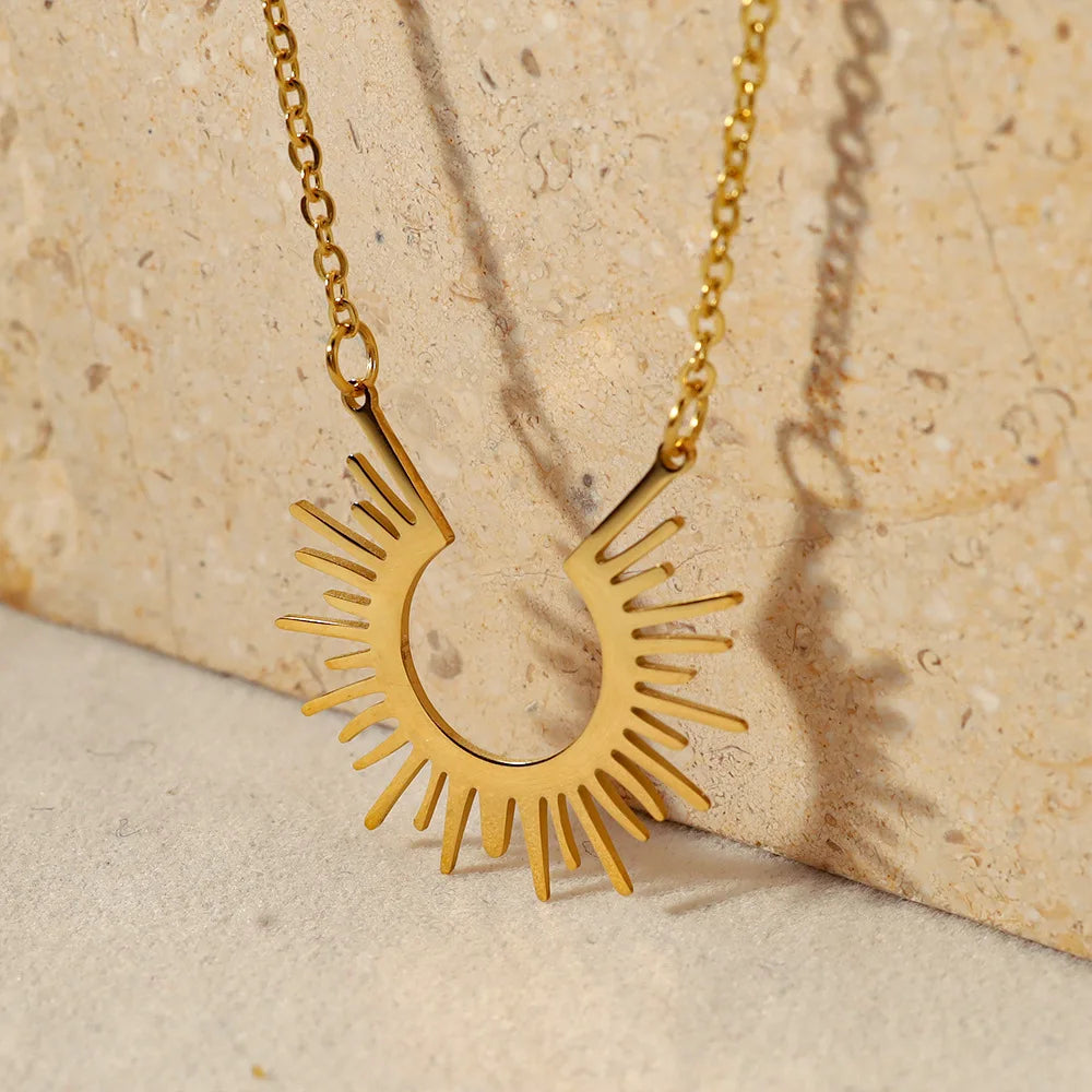Collana Sole Geometrico – Eleganza Dorata