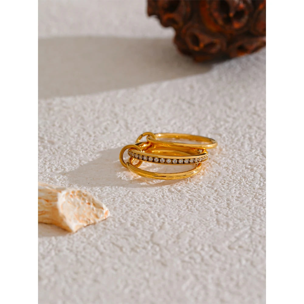 Set Anelli Dorati Uniti con Zirconi – Eleganza a Tre Strati