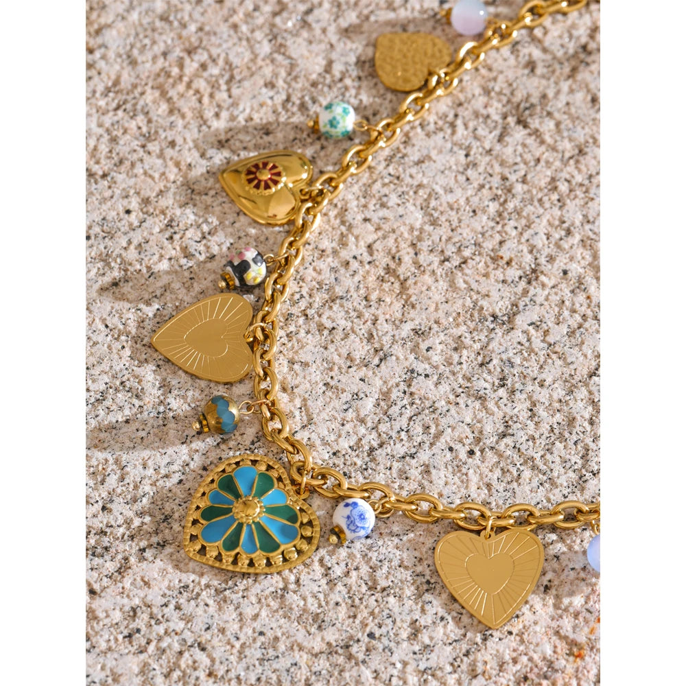 Cuore di Smeraldo – Collana con Perline e Dettagli Dorati