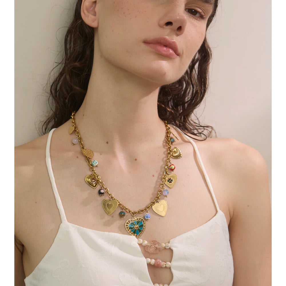 Cuore di Smeraldo – Collana con Perline e Dettagli Dorati